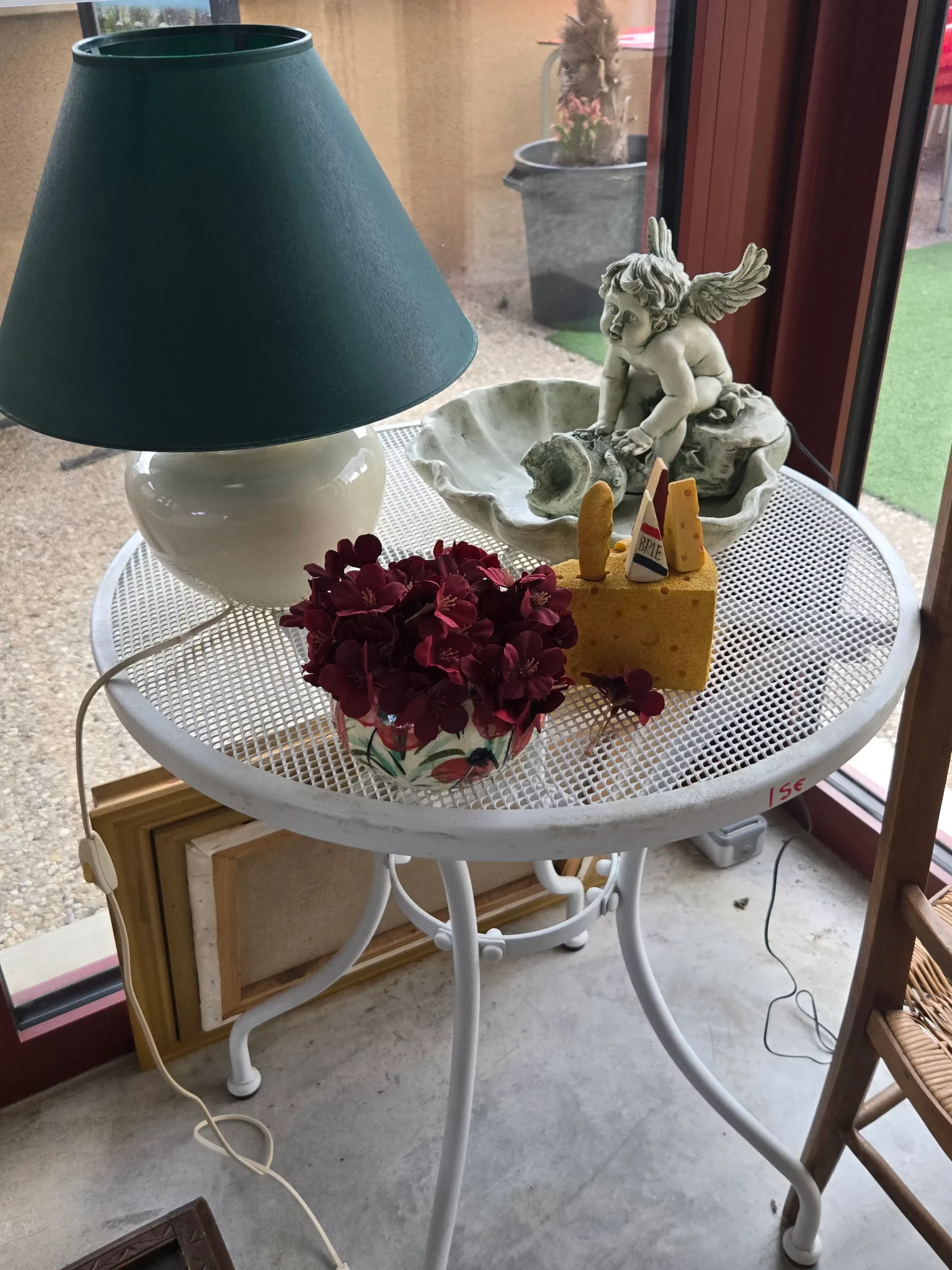 Table blanche en fer avec présentation d'une lampe et coupe angelot en vente à la boutique Les Puces de Vingt Chats
