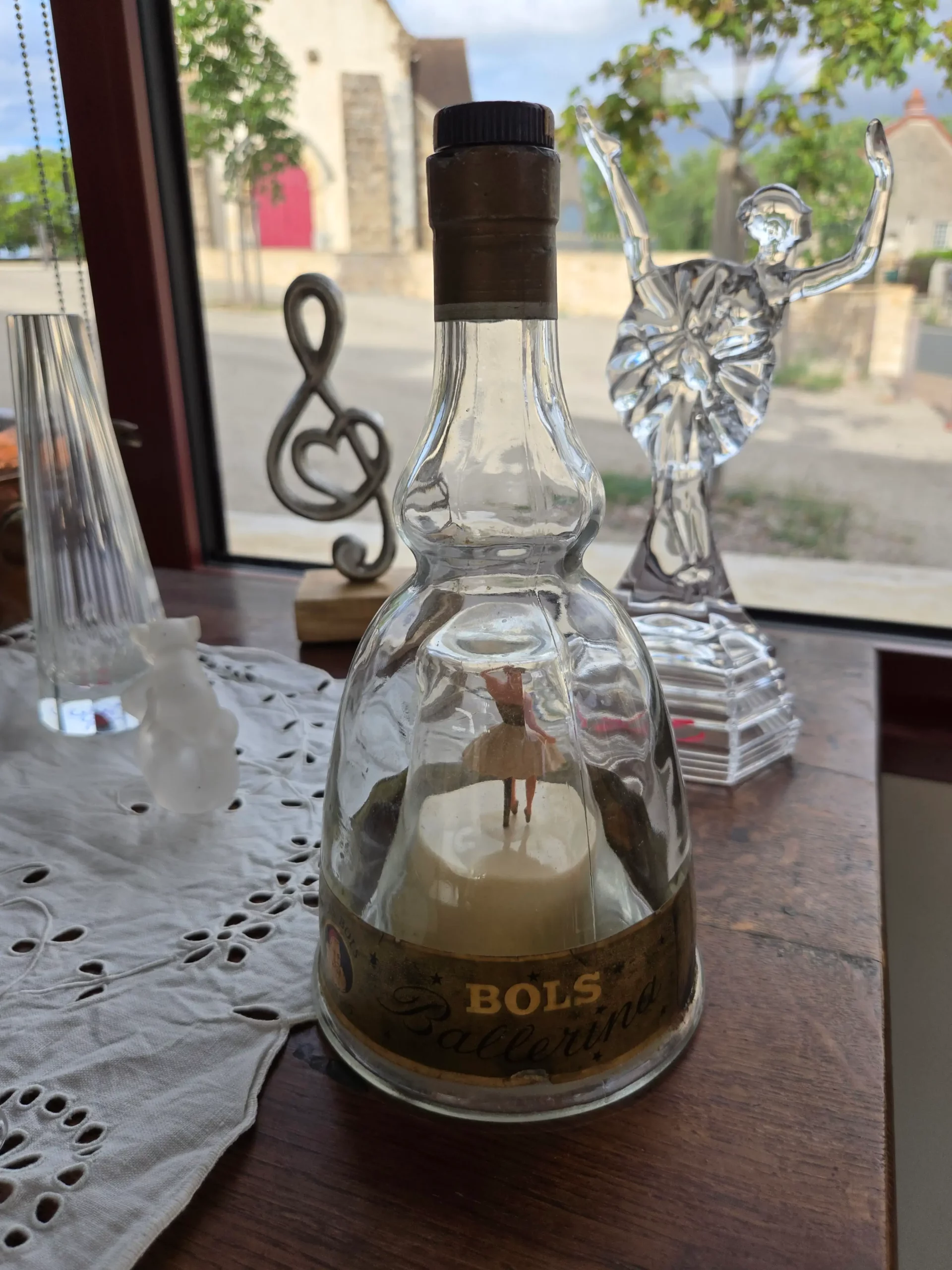 Bouteille en verre avec danseuse à l'intérieur à acheter à la brocante Les Puces de Vingt Chats