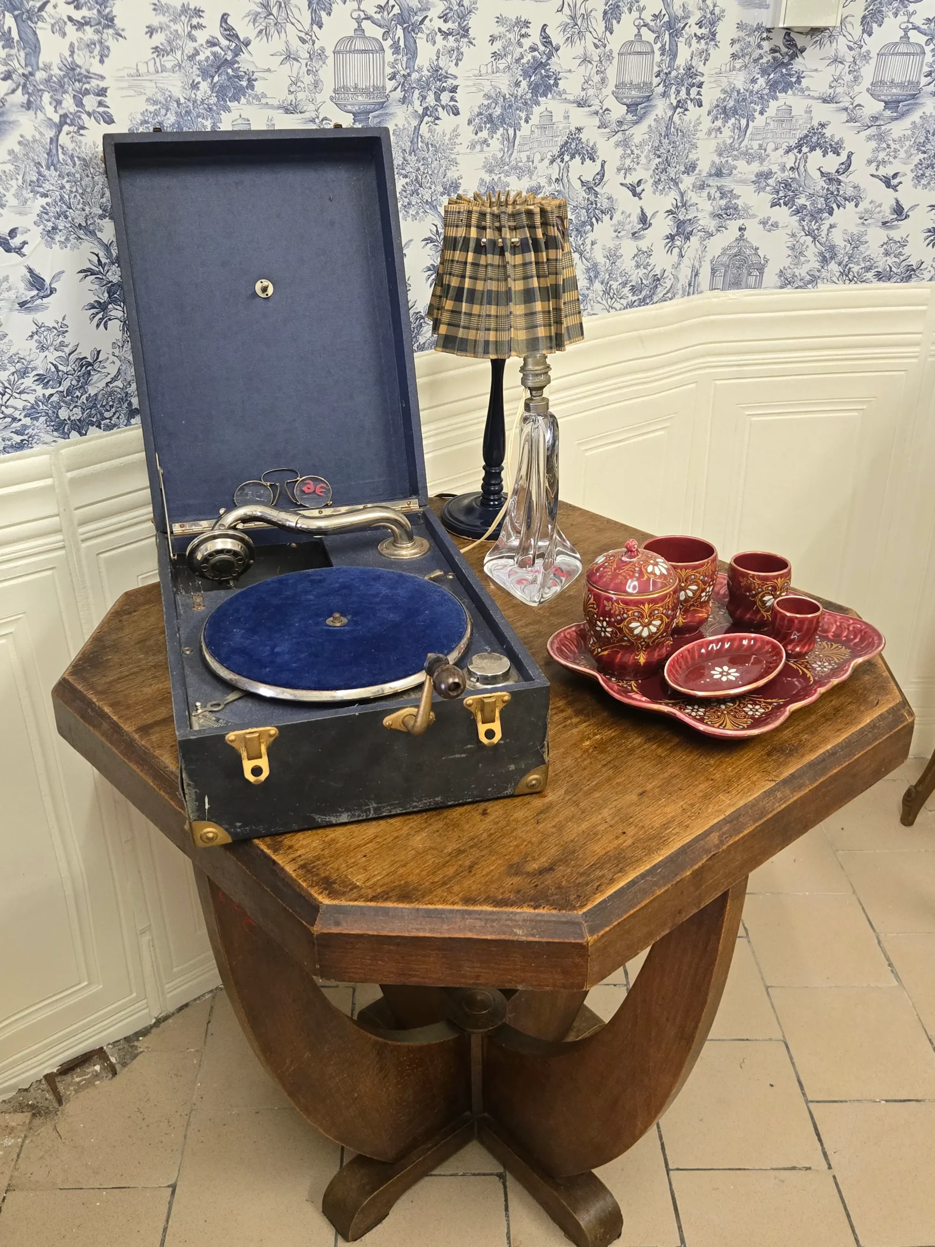 Présentation d'objets que l'on peut retrouver à la brocante de Chavin