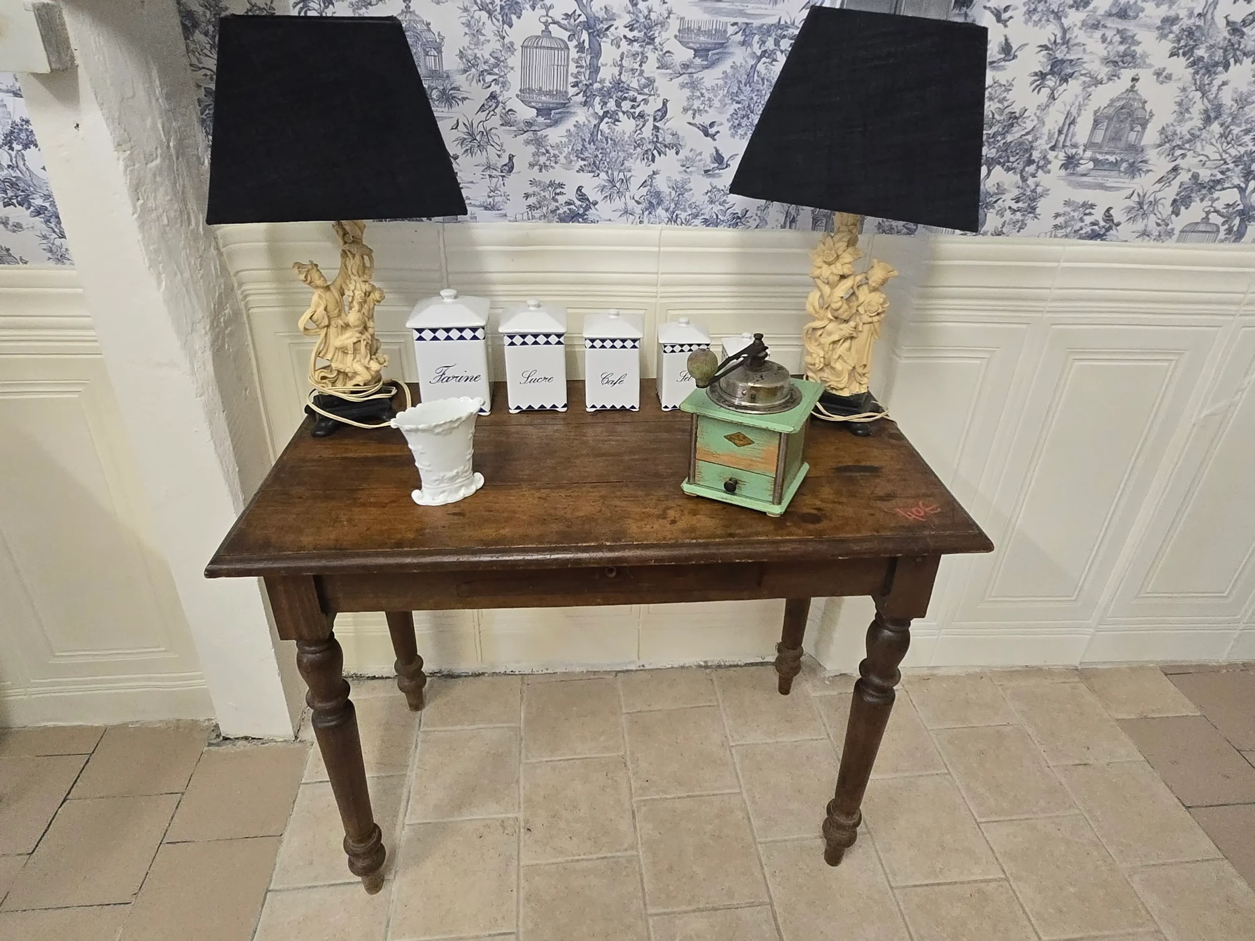 Lampes et objets sur une table en bois à découvrir à la brocante
