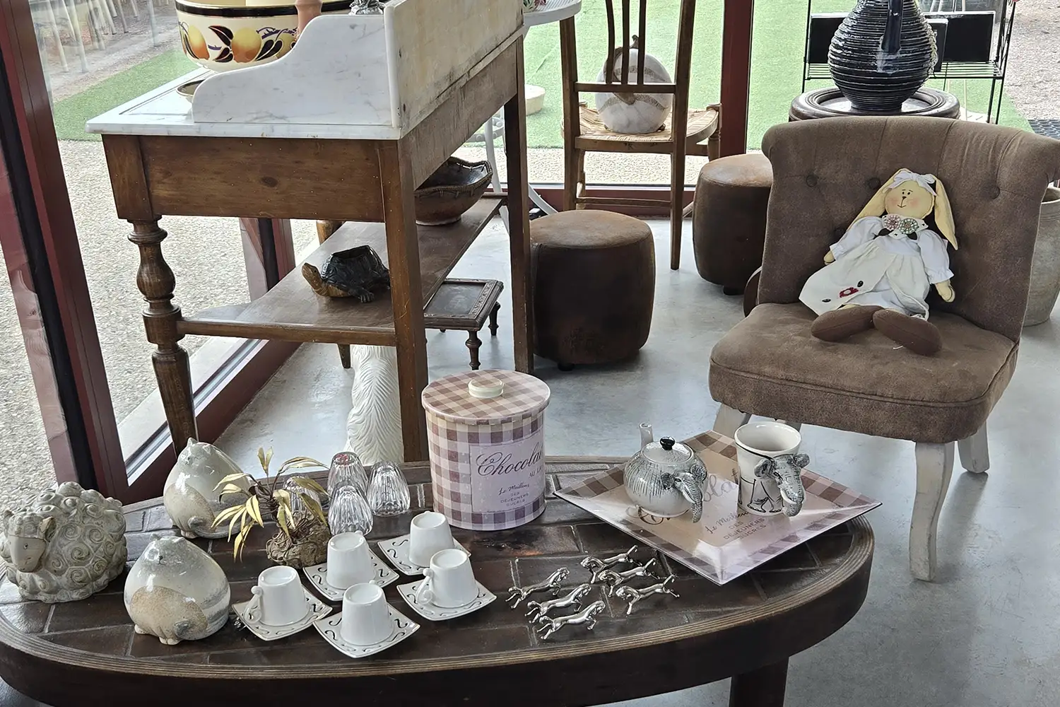 Vue intérieure de la boutique Les Puces de Vingt Chats