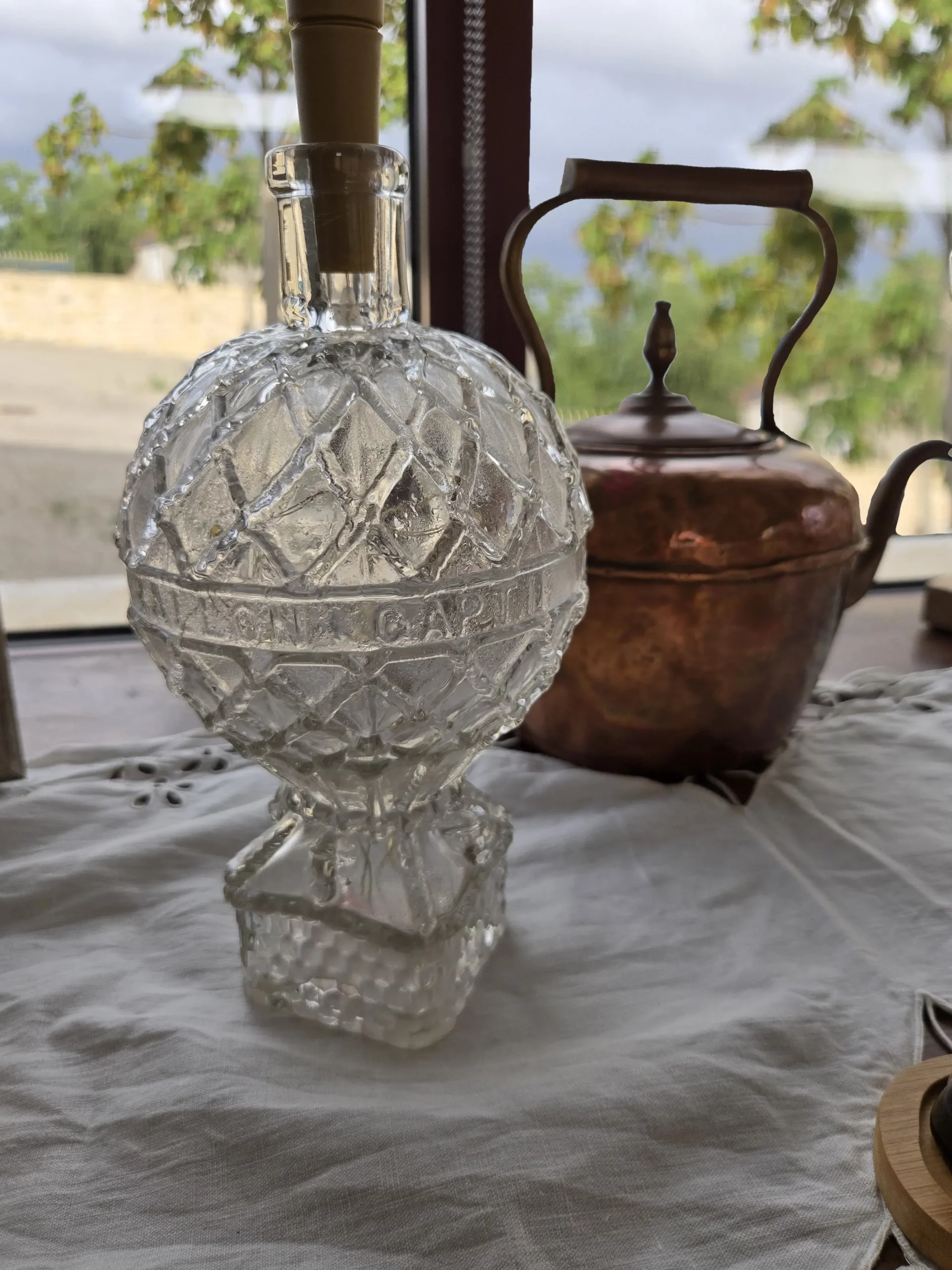 Carafe en verre avec reliefs à vendre à la boutique Les Puces de Vingt Chats